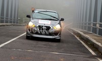 Mobil Datsun GO+ Panca yang dikendarai Risers disambut kabut tebal di jalan Gunung Lawu.