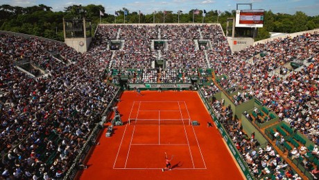 Tentang Pesawat yang Terbang Mundur di Langit Roland Garros