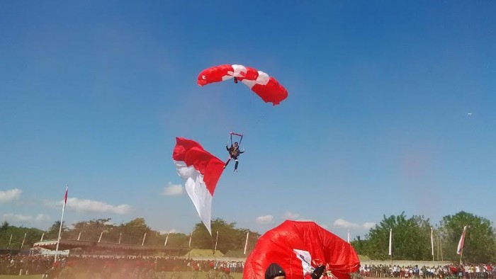 16 Penerjun Payung Angkatan Darat Hiasi Langit Labuan Bajo
