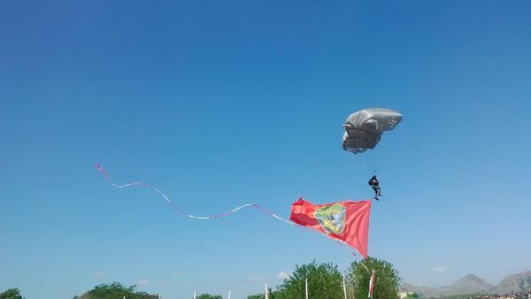 16 Penerjun Payung Angkatan Darat Hiasi Langit Labuan Bajo