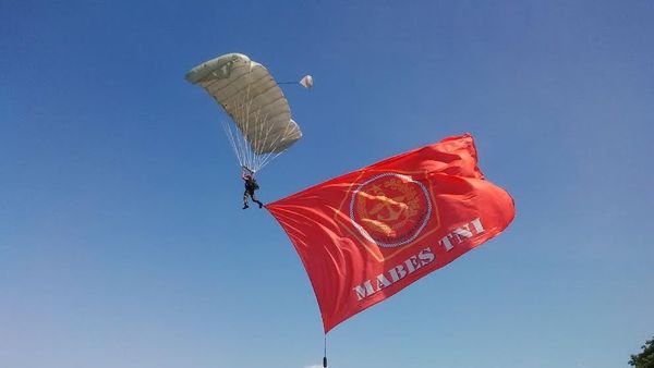 16 Penerjun Payung Angkatan Darat Hiasi Langit Labuan Bajo