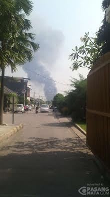 Pabrik Busa di Karawaci Terbakar, Asap Hitam Membumbung Tinggi
