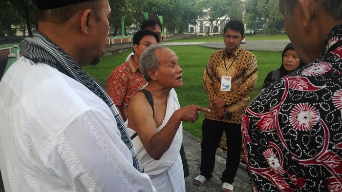 Kakek Haji Badrun Tak Terusik Membimbing Manasik