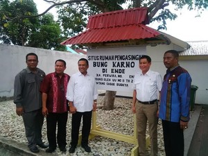 Menteri Jonan dan Saleh Husin Kunjungi Rumah Pengasingan Bung Karno di Ende