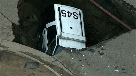 Lubang Menganga di Jalanan Colorado AS Telan Mobil Polisi