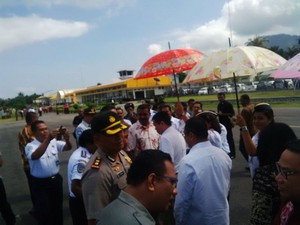 Menteri Jonan dan Saleh Husin Blusukan ke Bandara Ende