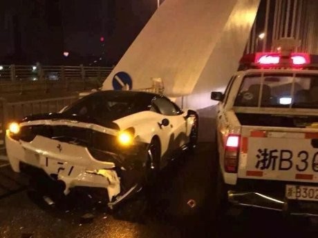 Ugal-ugalan di Jalan, Ferrari 458 Italia Tertabrak Mobil Polisi