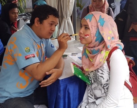 Penonton Antre Demi Dilukis Bendera Merah Putih