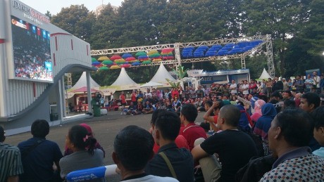 Berisik di Dalam, Heboh di Luar