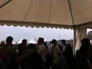 Sempat Diguyur Hujan, Warga Tetap Antusias Tunggu Pawai Jakarnaval