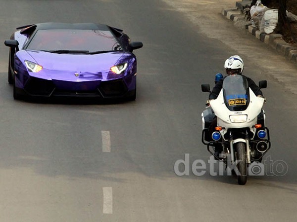 Dikawal Patwal Lamborghini Tanpa Nopol Konvoi Lagi