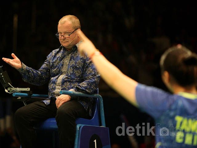 Wasit Pakai Batik Saat Pimpin Laga Final BCA Indonesia Open 2015