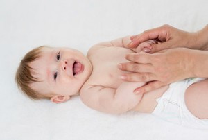 Jangan Sembarangan, Ini Hal-hal yang Perlu Diperhatikan Ibu Saat Memijat Bayi