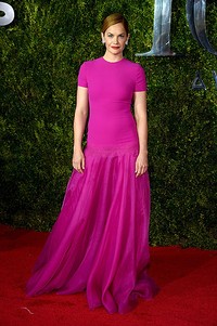 Ruth Wilson bergaun fuchsia dari Ralph Lauren. Dimitrios Kambouris/Getty Images for Tony Awards Productions/detikFoto.