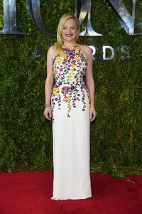 Elisabeth Moss memilih dress putih dengan hiasan bunga warna-warni. Dimitrios Kambouris/Getty Images for Tony Awards Productions/detikFoto.