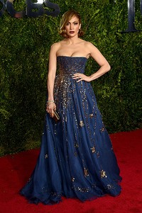 Jennifer Lopez bergaun biru-emas dari Valentino couture. Dimitrios Kambouris/Getty Images for Tony Awards Productions/detikFoto.