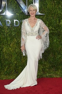 Helen Mirren berbusana putih dari Badgley Mischka. Dimitrios Kambouris/Getty Images for Tony Awards Productions/detikFoto.