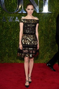 Amanda Seyfried bersinar lewat dress mini dari Oscar de la Renta, heels Christian Louboutin dan perhiasan dari Tiffany & Co. Dimitrios Kambouris/Getty Images for Tony Awards Productions/detikFoto.