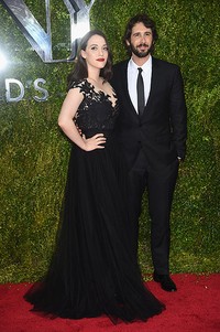 Tampil bersama Josh Groban, Kat Dennings berbalut gaun hitam yang menawan. Dimitrios Kambouris/Getty Images for Tony Awards Productions/detikFoto.