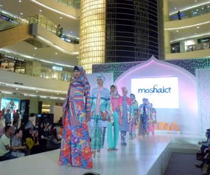 Moshaict by Itang Yunaz Rilis Busana Muslim Tabrak Motif dan Warna