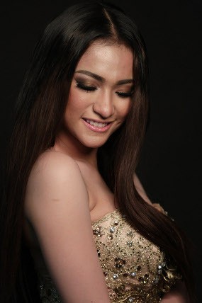 Amel Alvi Tampil Seksi Elegan untuk Cover Single Baru