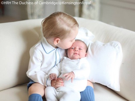 Super Gemes! Pangeran George Kecup Mesra Kening Putri Charlotte
