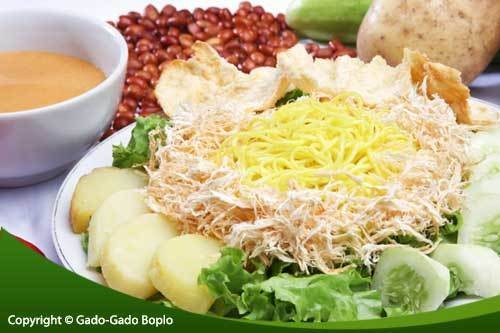 Enaknya Rujak Mie dengan Juhi Panggang untuk Makan Siang 