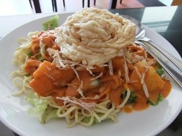 Enaknya Rujak Mie dengan Juhi Panggang untuk Makan Siang