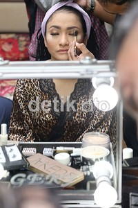 Usai mandi, Amel langsung berdandan ria.