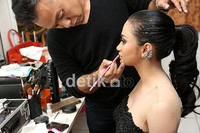 Tiba di studio, wajah Amel kembali dipoles make-up.