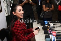 Di tengah-tengah pemotretan, Amel menyempatkan diri untuk melakukan jumpa pers terkait single terbarunya.