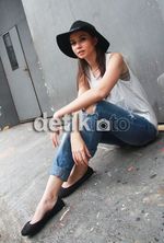 Yuki Kato Bergaya dengan Sun Hats dan Jeans Robek