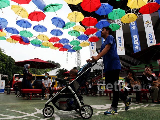 Payung Warna-warni Hiasi Istora Senayan