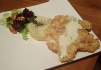 Southern Chicken merupakan sajian dada ayam fillet yang dibalut dengan tepung dan digoreng renyah. Tekstur dagingnya terasa empuk dengan lumuran saus gravy yang gurih kental. Semakin nikmat disantap dengan mashed potato yang lembut gurih.