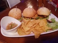 Tiga buah mini burger terdiri dari isian chicken, tuna dan beef. Disajikan dengan tortilla chips dan saus salsa yang gurih segar.