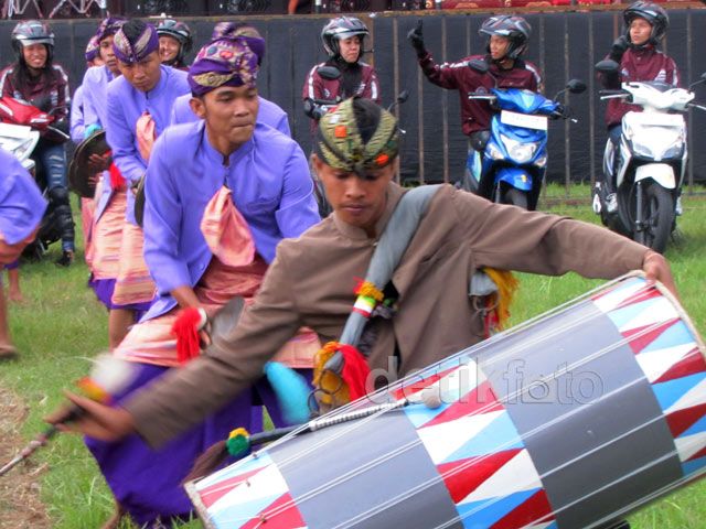 Tarian Adat NTB Sambut Honda Smart Adventure