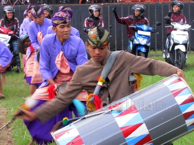 Tarian Adat NTB Sambut Honda Smart Adventure