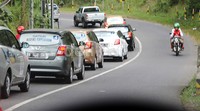 Begitu juga dengan turunan dan jalan yang menikung. Mobil ini tetap stabil.