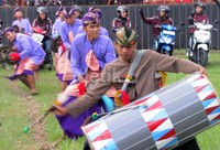 Para Smart Rider juga dijamu oleh tarian adat dan musik-musik khas Nusa Tenggara Barat.