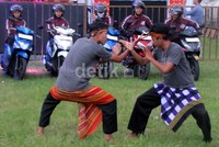 Mulai dari musik Gendang Beleq, Paresean dan Tari Rudat menyambut rombongan Smart Rider. Penyambutan ini juga sekaligus menjadi bukti kepedulain dengan budaya asli Indonesia.