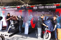Jajaran direksi PT Yamaha Indonesia Motor Manufacturing membuka selubung motor sport MT-25 di kawasan Kuningan, Jakarta, Sabtu 6 Juni 2015.