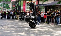 Aksi freestyler Wawan Tembong memperagakan kemampuan dahsyat dari MT-25.