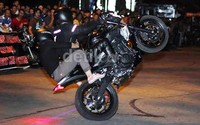 Freestyler Wawan Tembong kembali tampil dalam acara Yamaha malam harinya. Wawan Tembong memamerkan aksinya bermanuver cepat dan lincah naik MT-25.