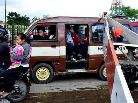 Banyak Mobil Mogok di Palang KRL, Ini Jawabannya Versi Pakar LIPI