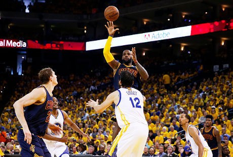 LeBron Triple-Double, Giliran Cavs Bekuk Warriors Lewat OT