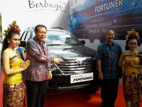 Toyota Serahkan 1 Unit Fortuner untuk Alat Peraga