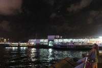 Suasana malam di Kowloon Public Pier. Traveler yang punya kapal yacht pribadi bisa memakai dermaga ini. Di seberang, ada Ocean Terminal yang merupakan pelabuhan kapal ferry (Hany/detikTravel)