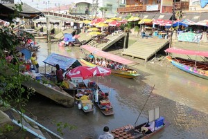 Beda, Belanja Murah di Pasar Apung Amphawa Thailand