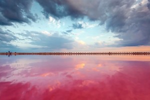 Aneh Tapi Nyata! Ada Danau Berwarna Merah Darah di Ukraina
