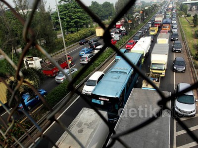 Kendaraan Parkir di Tol JORR